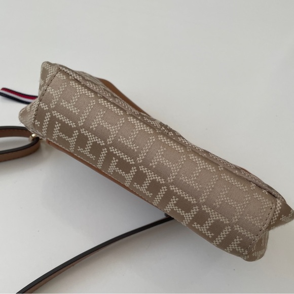 Tommy Hilfiger Logo Signature Convertible Belt Bag Tan Mini Crossbody - Picture 6 of 15